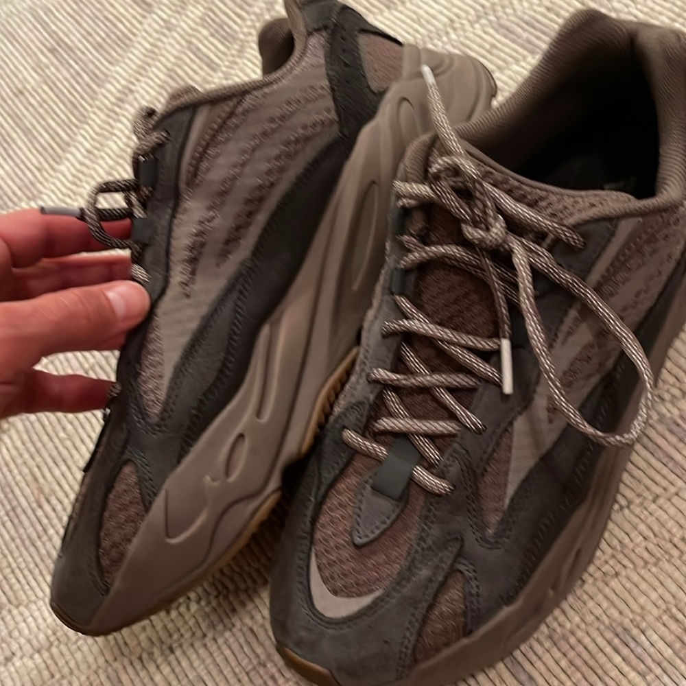 Yeezy 700v3 mauve